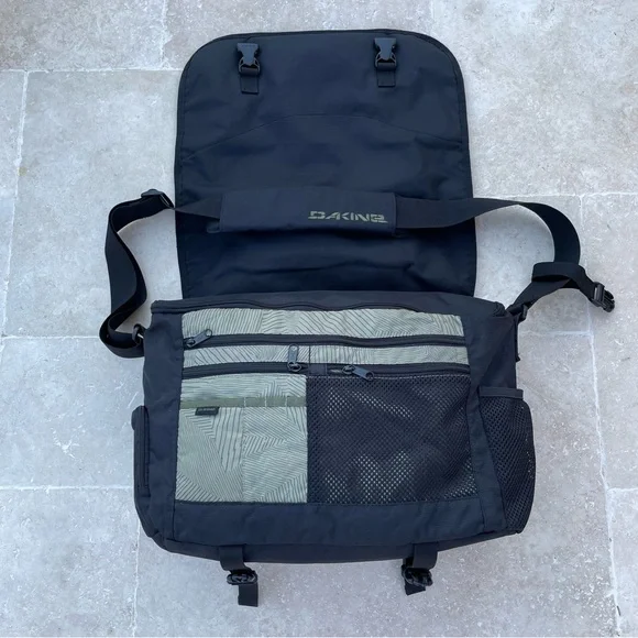 DAKINE 🚴 Black Messenger/Laptop On-the-Go Bag (Large)